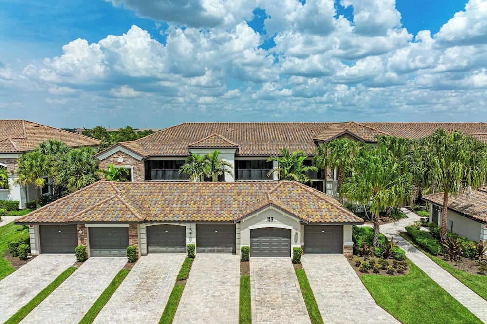 Lakewood Ranch House | Ground Floor Veranda - Lakewood National GC - 2BR + Den + Garage + Driveway