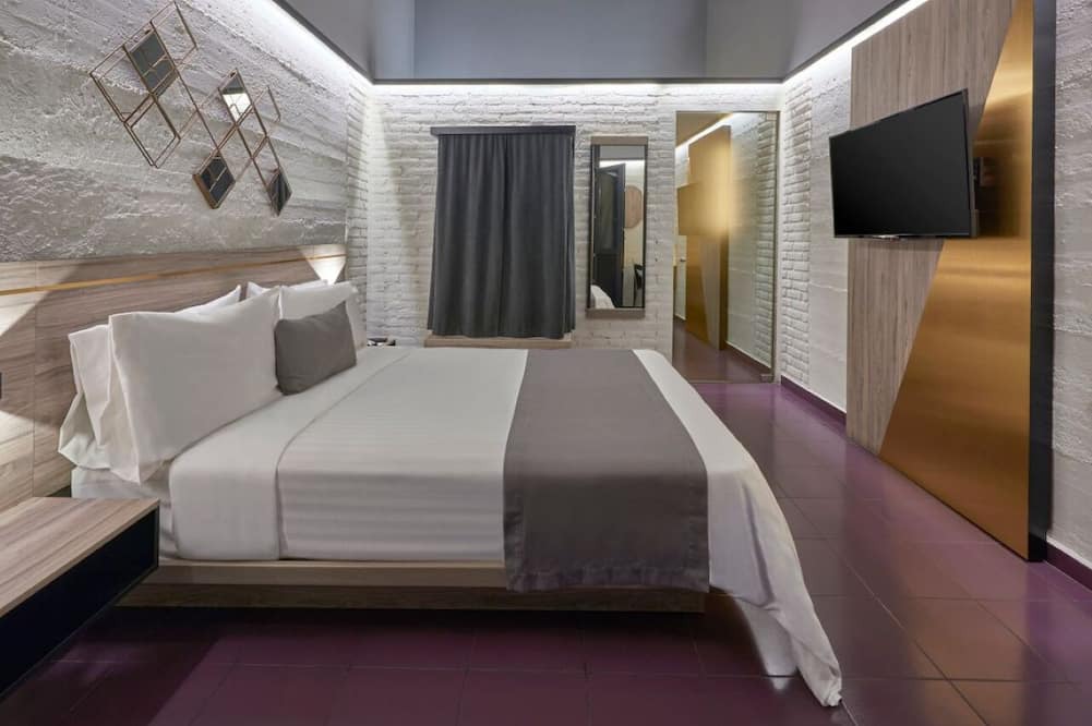 Historic Center Hotel | Modern Centro Suite – Walk to Zócalo, Museums, Great Food & Historic Sights!