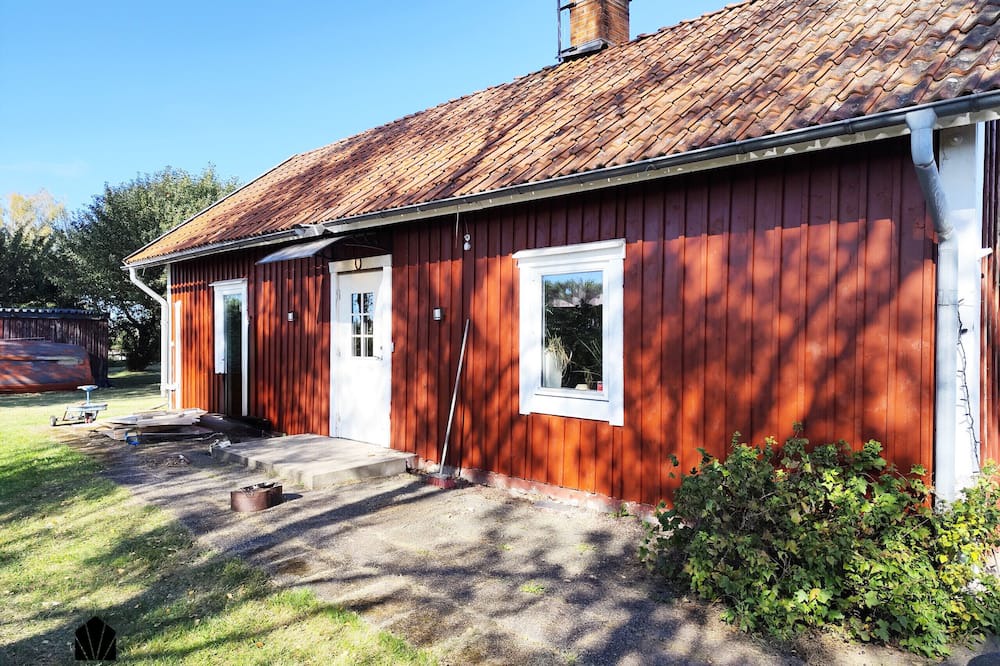 Vaderstad Ski Chalet | Charming red cottage in Väderstad – quiet country idyll near Tåkern | SE10024
