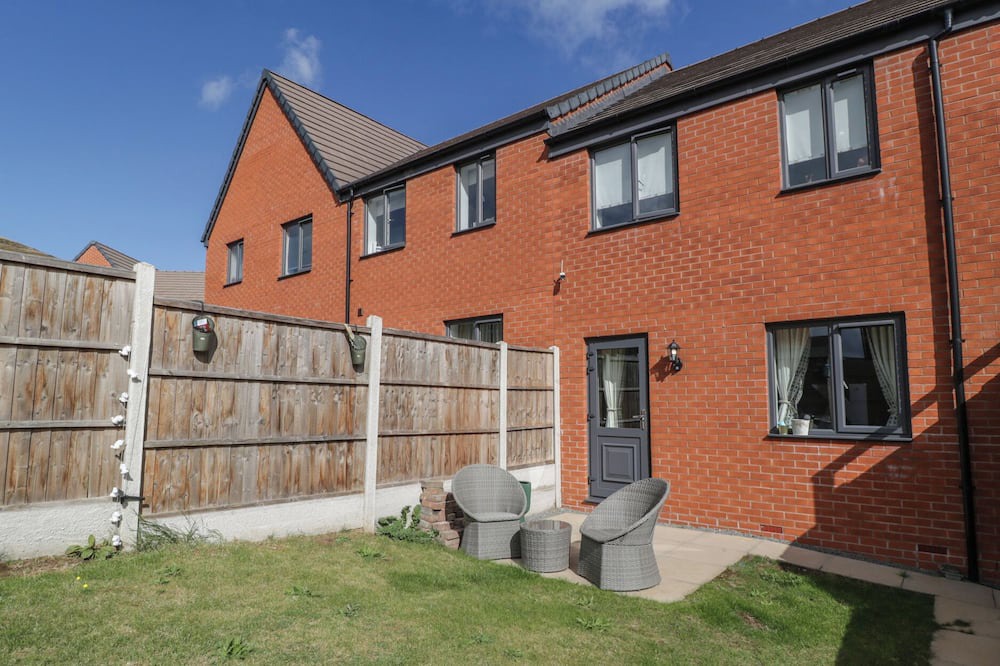 Malvern House | 15 HEY CLOSE, pet friendly, with a garden in Great Malvern