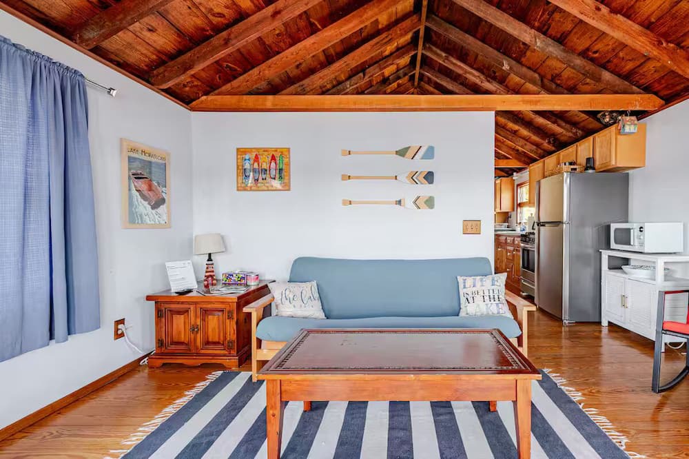 Hopatcong House | Adorable Lakefront 1 bd guest house