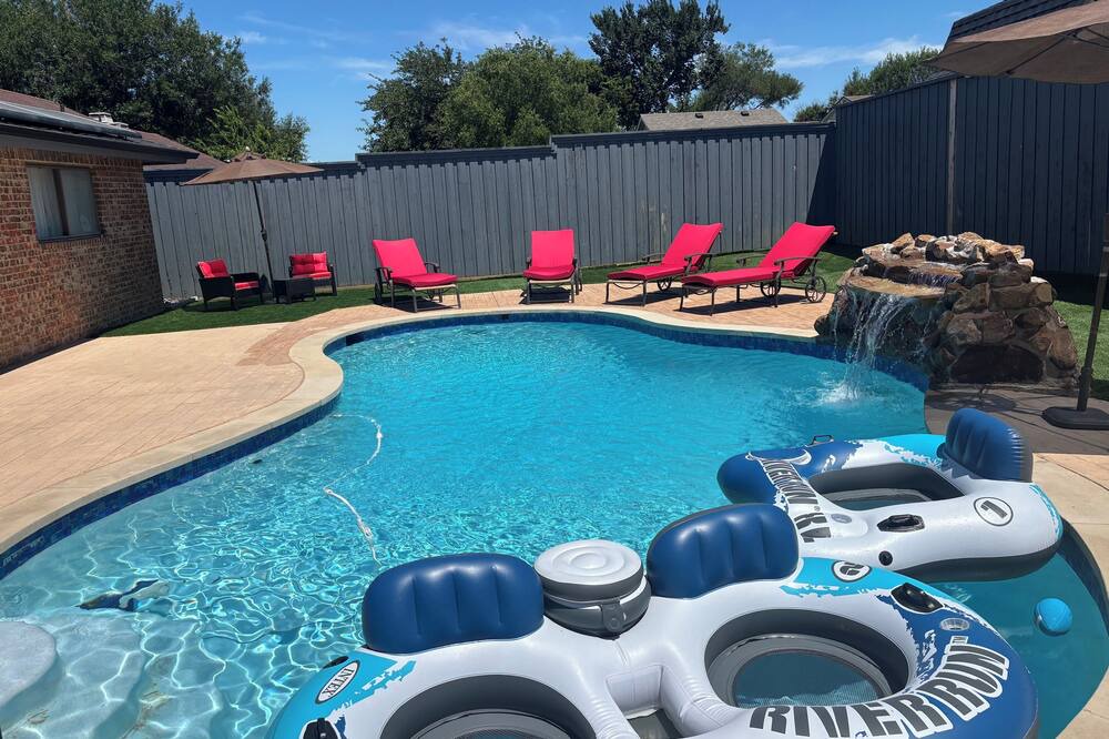 South Arlington House | Ultimate Game Day Stay, 3BR House +Pool Near AT&T Stadium but far from the noise