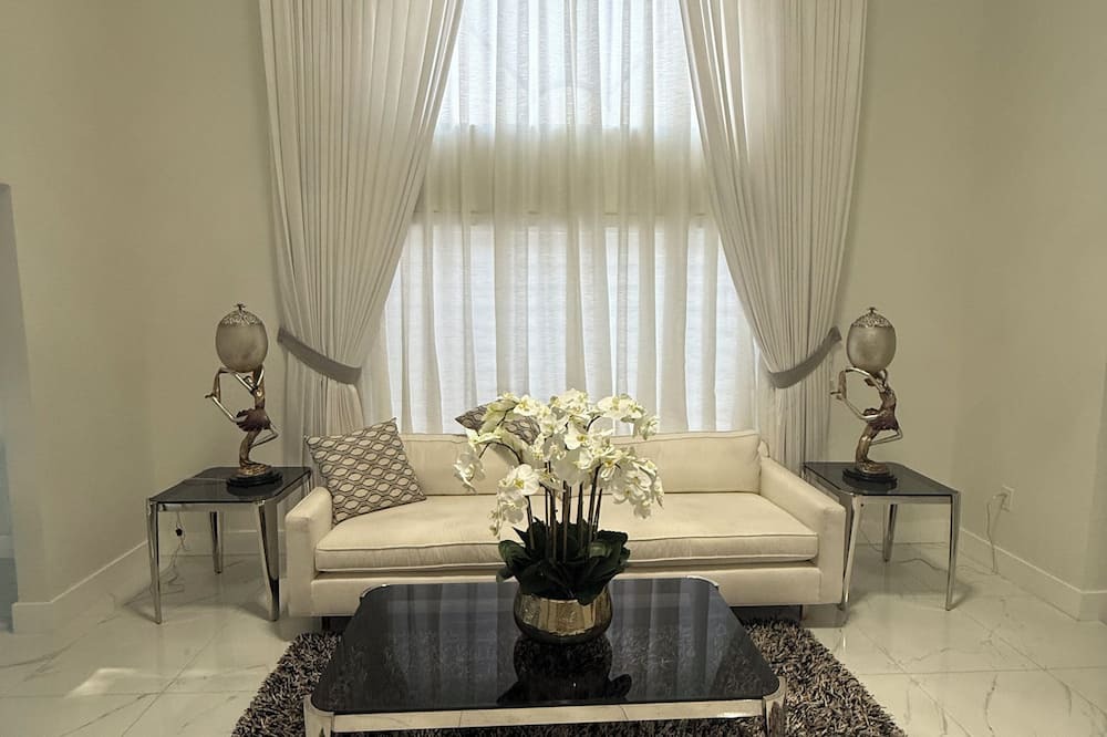 Miami Gardens House | Terrific 4-bedroom house with AC in Miami Lakes