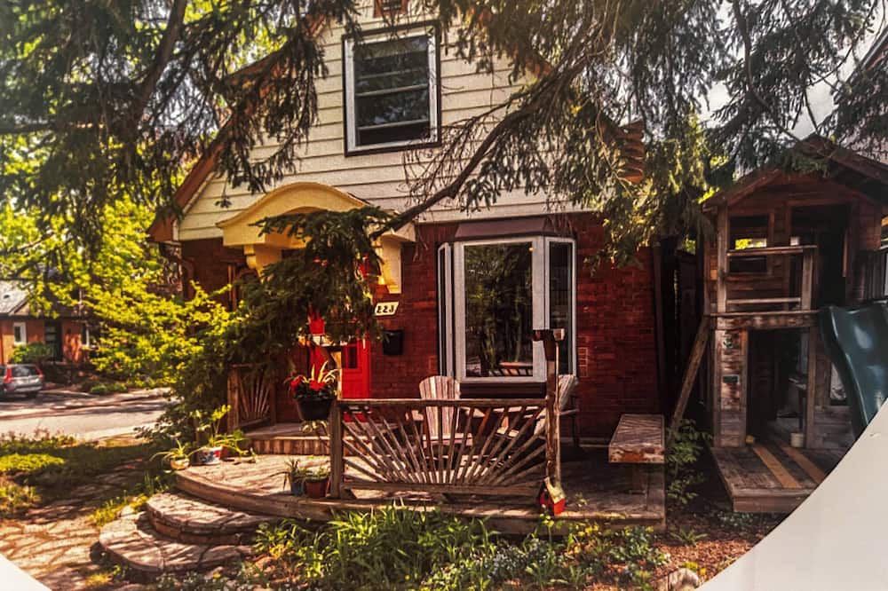 Old Ottawa East House | Bright Room in Beautiful Old Ottawa East.nSteps from Canal.nOttawa at its best.