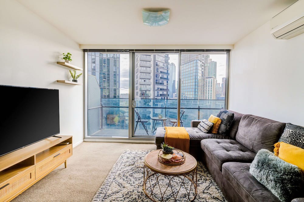 Southbank Apartment | 3-bedroom apartment with Parking, Gym, Pool near Crown Casino & Eureka Tower