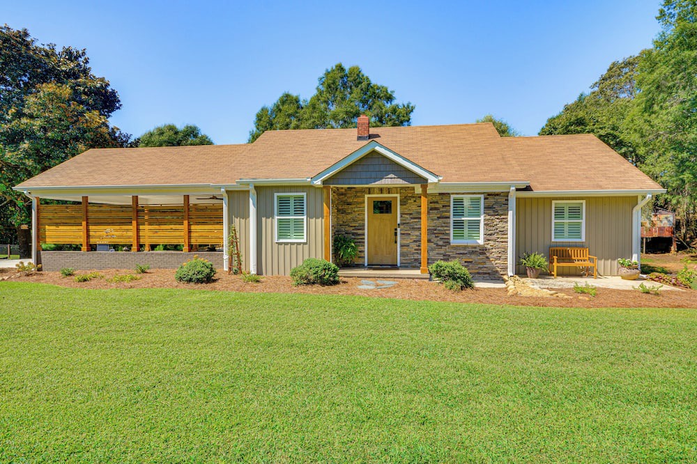 Thomasville House | On-Site Pond: Nature-Filled Winston-Salem Retreat!