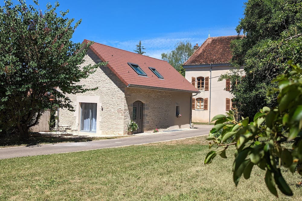 Maizieres Cottage | Charming independent cottage with garden and family activities