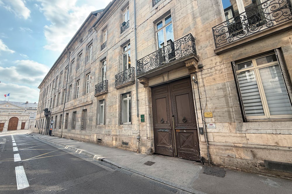 Besancon Old Town Apartment | Apartment 'Le Granvelle' with Wi-Fi