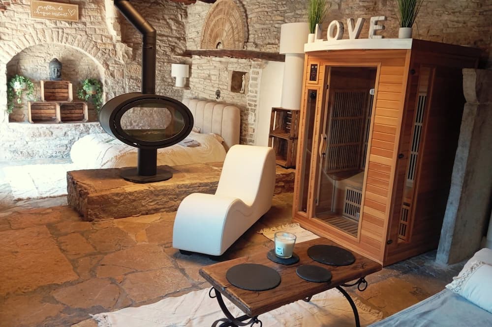 Crayssac Apartment | Romantic gite: Cinta Kamu, a sacred setting for the soul and couples.
