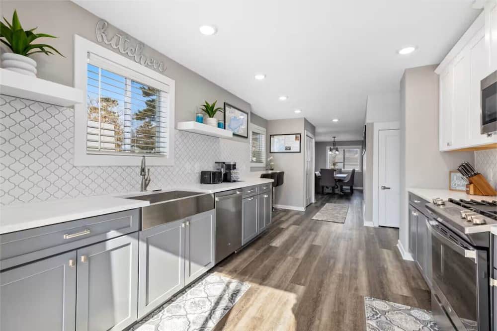 Crosby House | Sleeps 15! - EV Charger - 75" TV - Soaker Tub - 1 Block to Downtown Crosby!