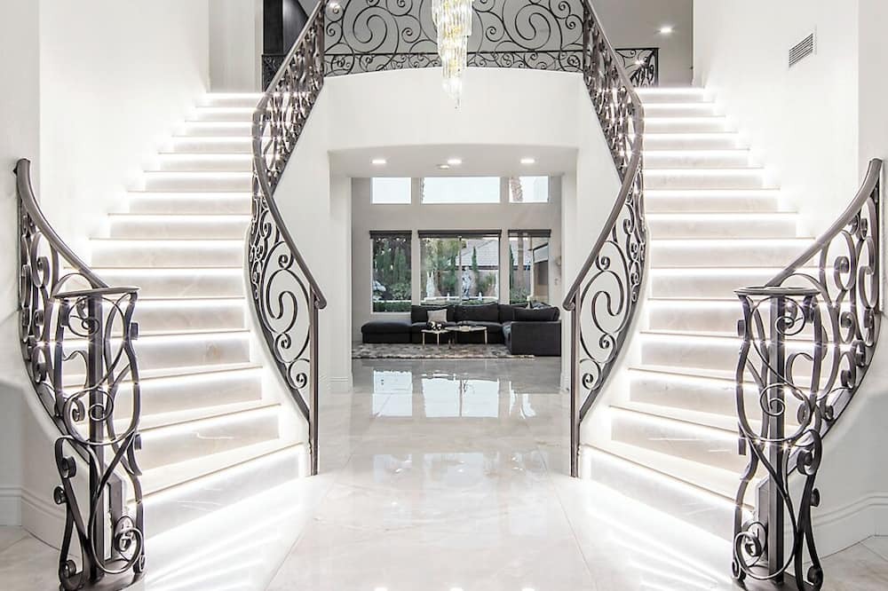 Seven Hills House | Luxurious Home: Pool, Gym, Cinema, & More