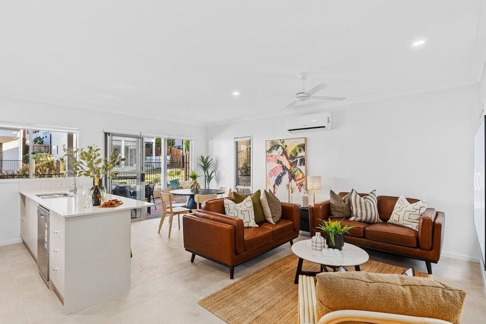 Oxenford House | Dream World Escape 4BR Oxenford - Pool, Gym BBQ