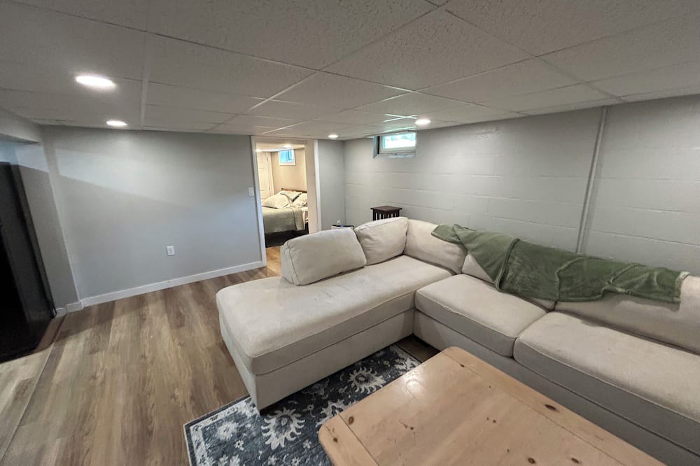 Exeter Apartment | Fabulous 1-bedroom apartment in Exeter centrally located < 1 mile from downtown
