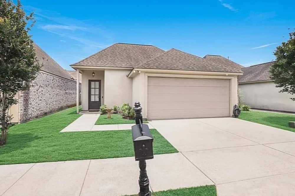 Highlands - Perkins House | 3 BR home just minutes from LSU in a gated community