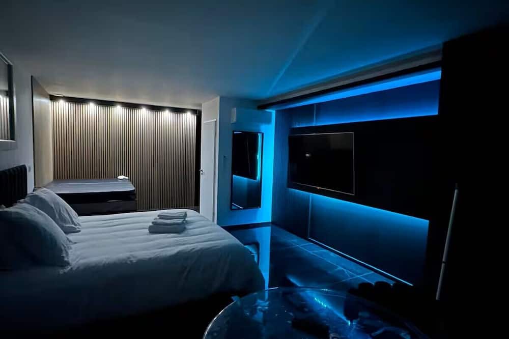 Martigues Apartment | Luxury Living Martigues - Black luxury suite