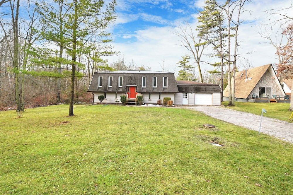 Port Franks Cottage | Pet Friendly Beach House with Games Room + Hot tub