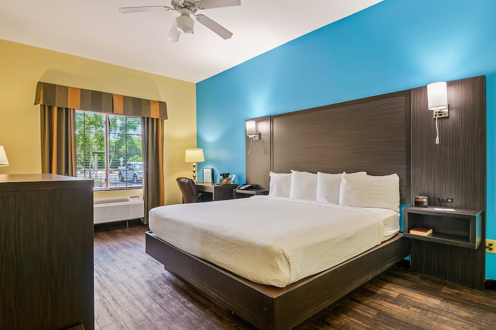 Crawfordville Hotel | King Bed Non-Smoking Pet-Friendly – Comfort & Convenience at Wildwood Inn