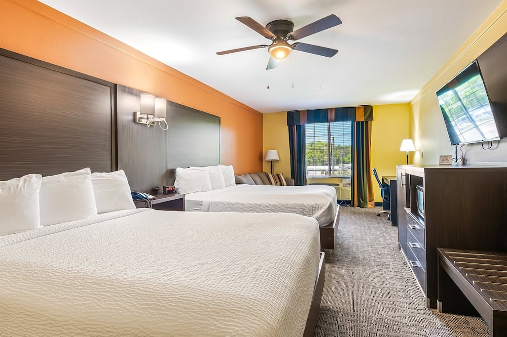 Crawfordville Hotel | Spacious Comfort for Groups – 2 Queen Beds + Sleeper Sofa at Wildwood Inn