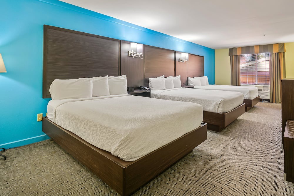 Crawfordville Hotel | Spacious Comfort for Groups or Families – 3 Queens, Non-Smoking at Wildwood Inn