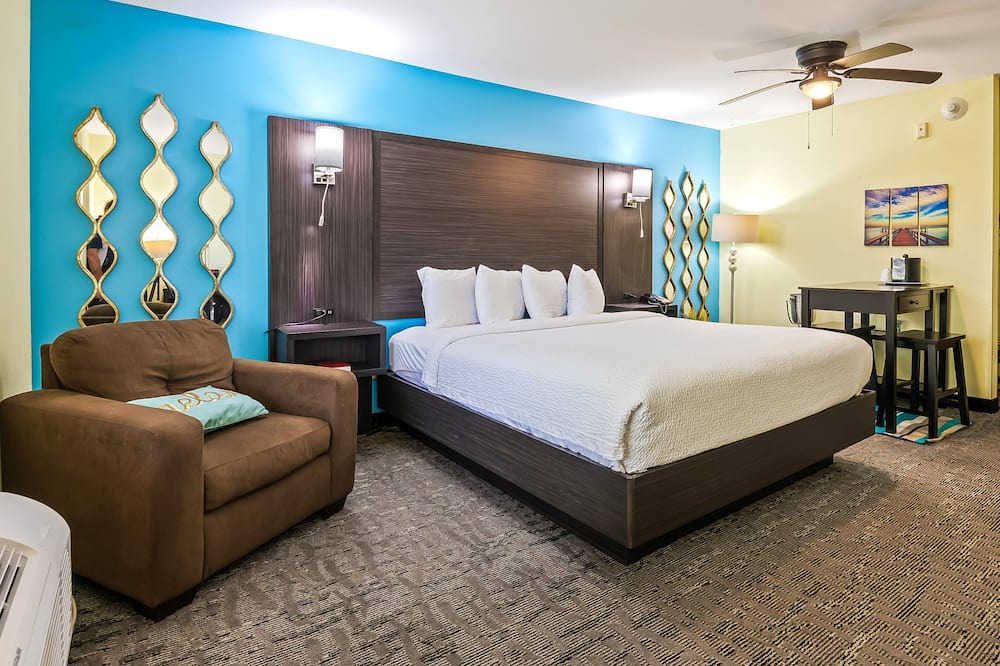 Crawfordville Hotel | Executive King Suite: Spacious Comfort for Work & Rest at Wildwood Inn