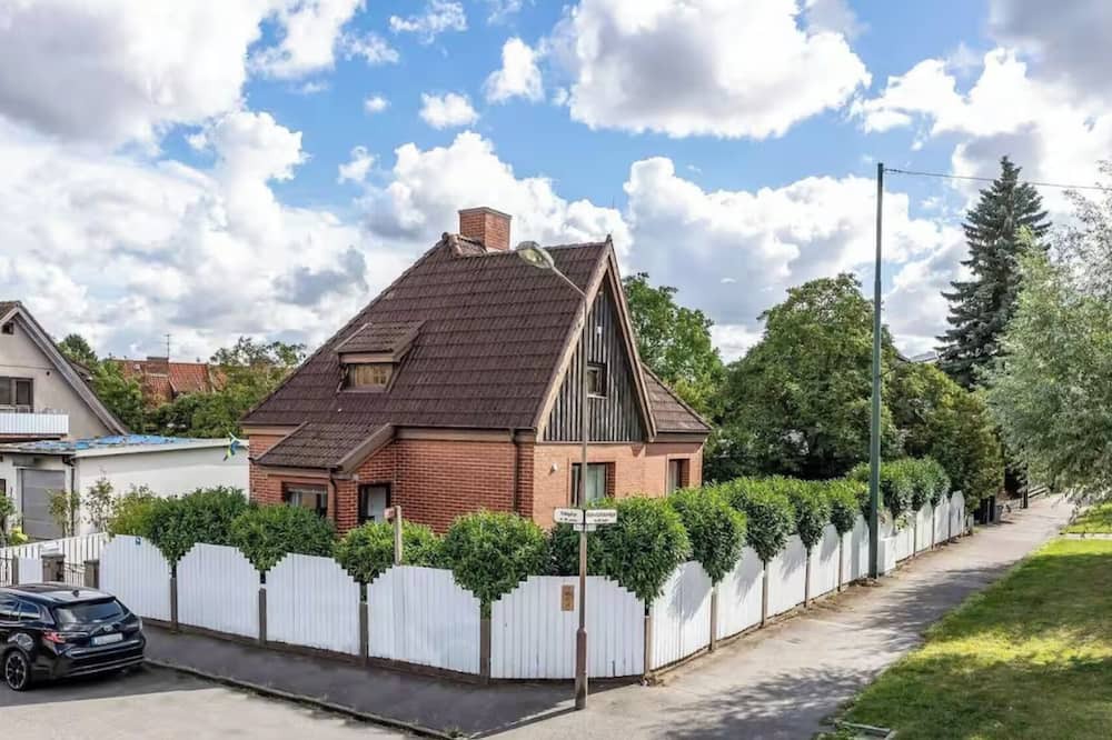 Rosengard Villa | Luxury spacious Family House in Central Malmö