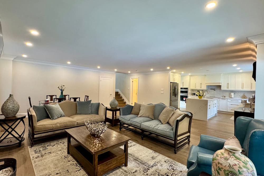 Clarkson-Lorne Park House | Luxury 4BR Retreat with Pool, Piano, Spa & Games