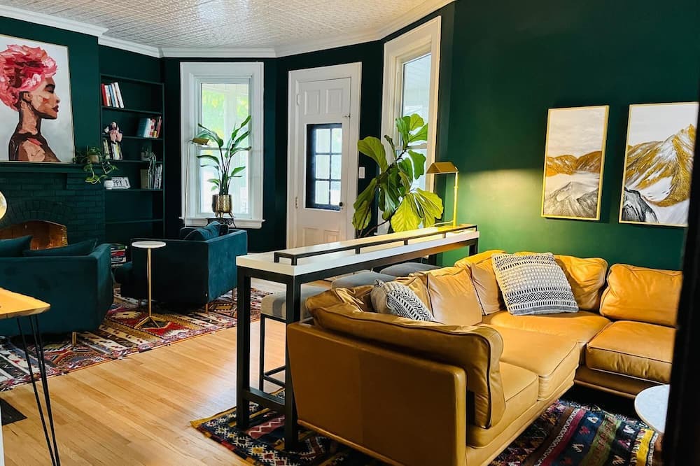 Sarnia House | Modern Century Home. Walk Downtown. 10 mins to Beach