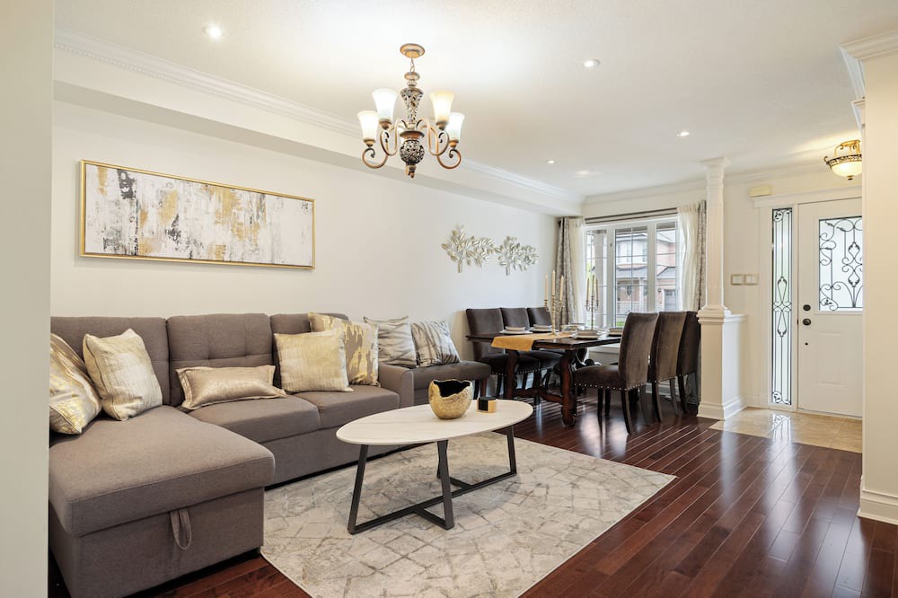 Bayview Glen House | Entire Spacious 5BR Home 6 Beds, 3.5BA, Wi-Fi, 6 TVs, Parking & BBQ