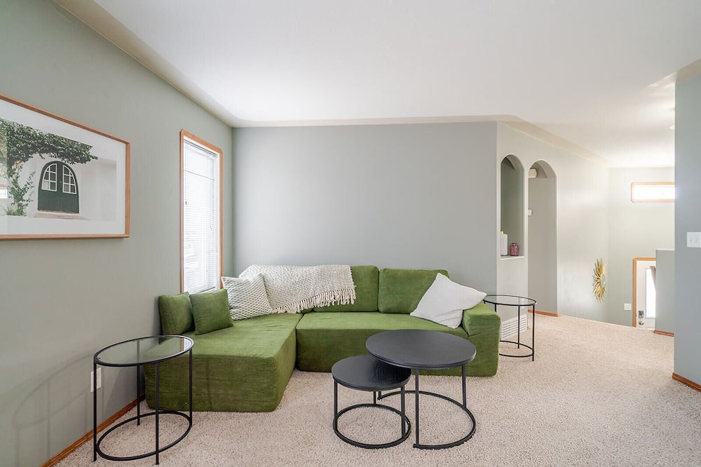 Red Deer House | Spacious 5 Bedroom - 2 Self Contained Suites - Work Crews Dream