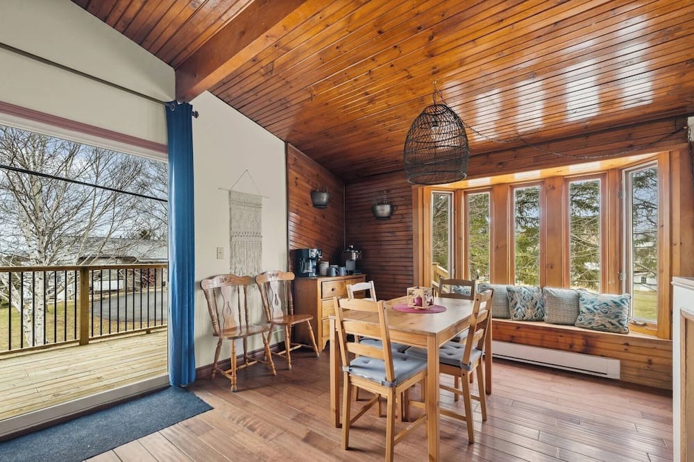 Greater Napanee Cottage | Hay Bay waterfront with private dock - Fabulous Fishing and Ice fishing