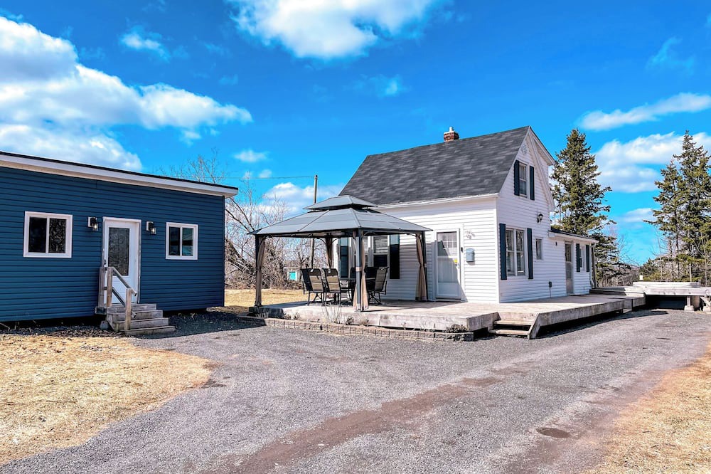 Points East House | Cozy Hilltop Retreat w/Hot Tub, Firepit & Deck. Pet-Friendly!