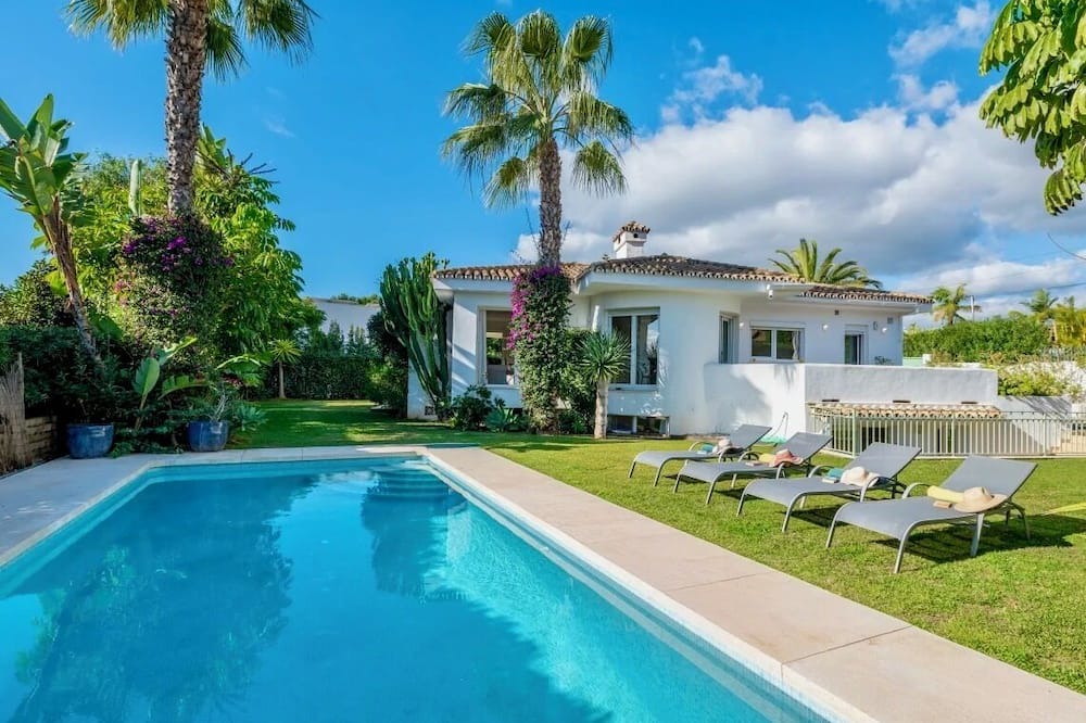 Urbanizacion Pinos Verdes Villa | Beach Villa Marbella close to beach in exclusive area beautiful garden & pool