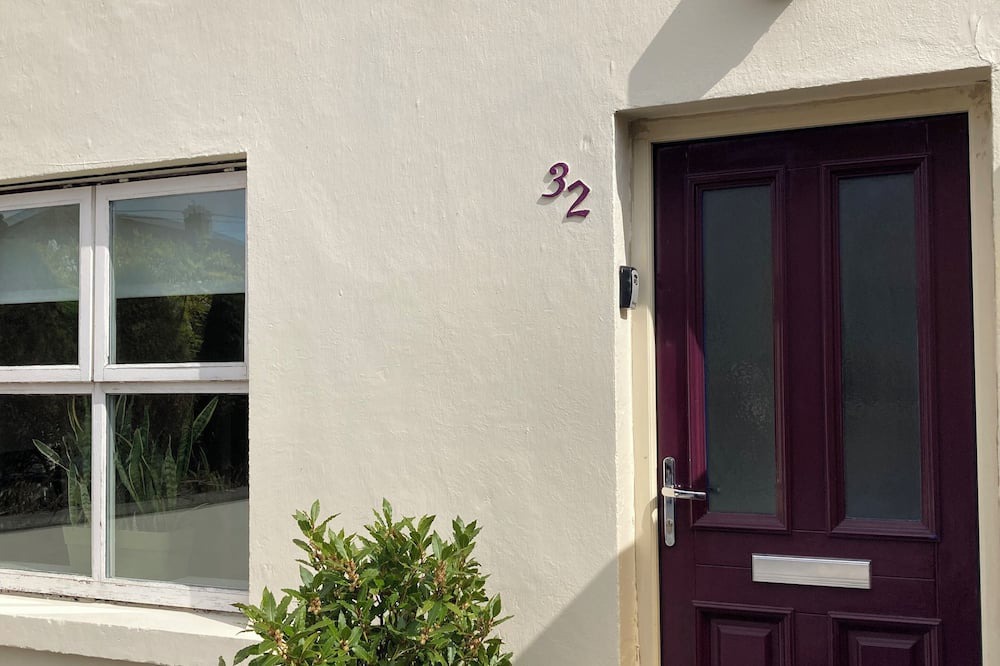Ennis House | Charming townhouse: pubs, restaurants & trad music a short stroll away☘️