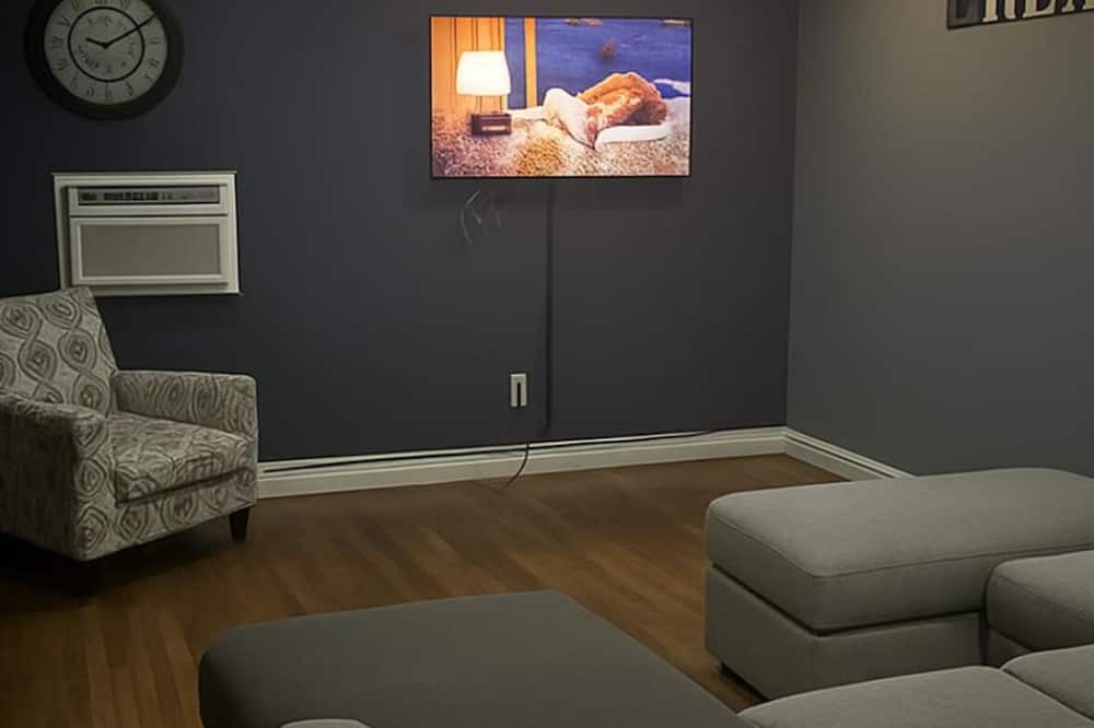 Farmingdale House | FOUR you! Ryder Cup rental. Cozy up!
