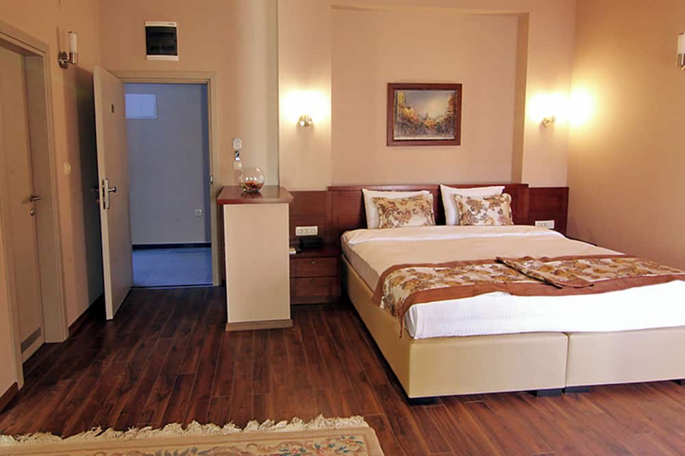 Centar Hotel | Your Gateway to Stone Bridge with Relaxing Room and Free Breakfast