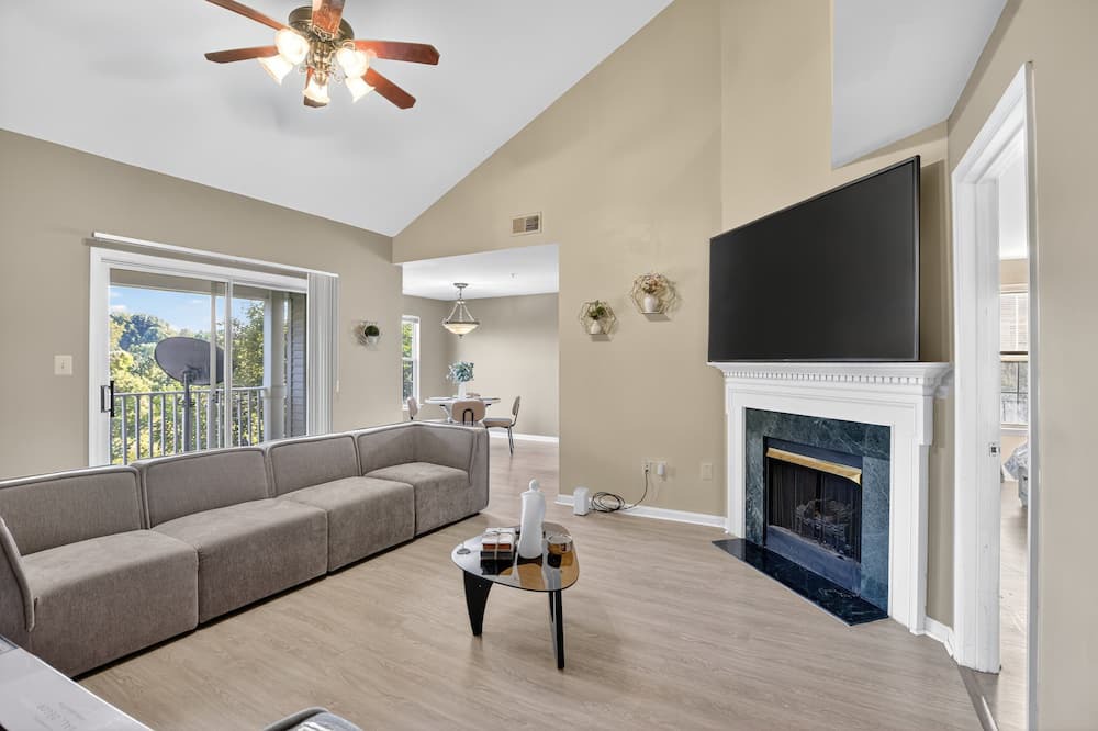 Owings Mills Condo | NEW! Cozy Pikesville Penthouse with Basketball Arcade