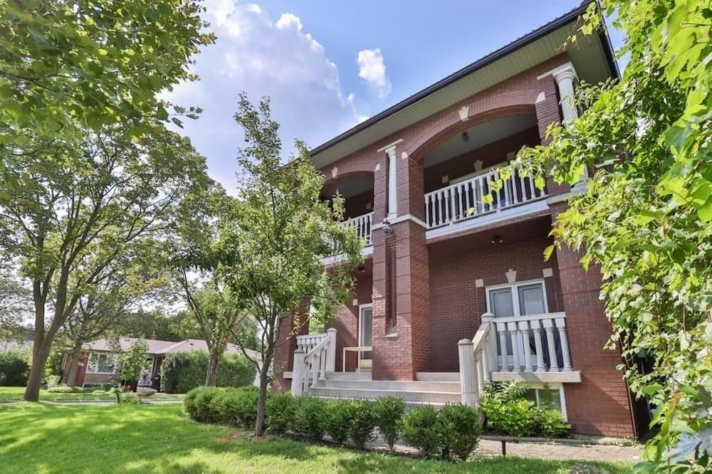 Newtonbrook House | Casa Athena — Luxury Toronto Mansion with Gym