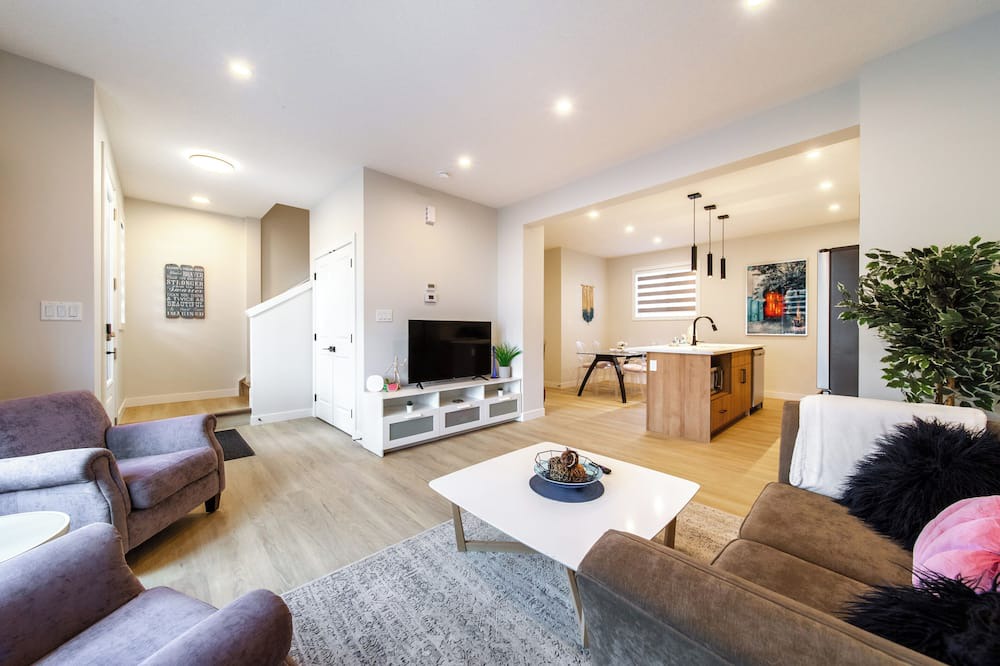 Jasper Place House | Cozy4bedroomsEntireHouseFreewifiparkingKINGbeds