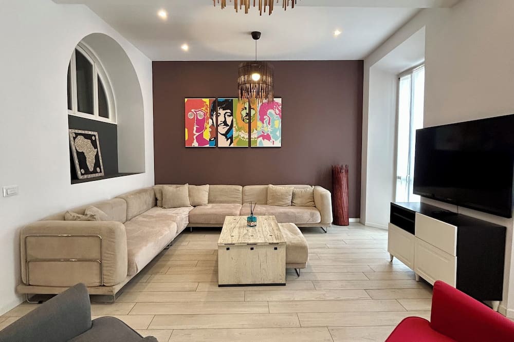 Pavia Apartment | At Lamu's house - elegance in Victory Square (historic center)