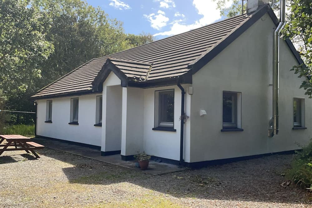 Ardnatrush Cottage | Ardnagashel Est No 8 - a two story that sleeps 6 guests in 3 bedrooms