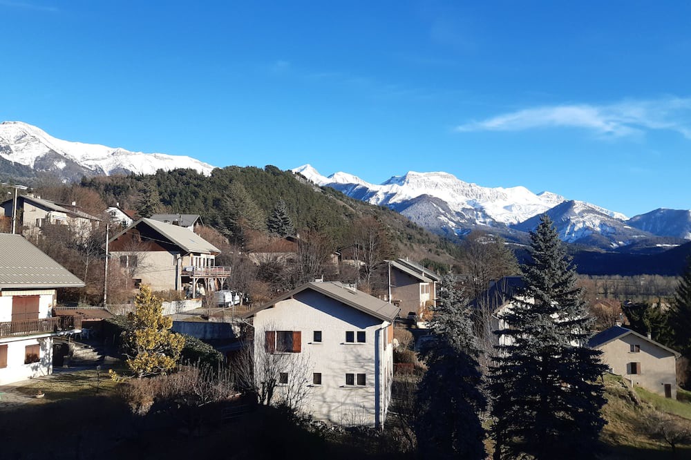 Seyne Apartment | Spacious duplex apartment with mountain views, close to shops