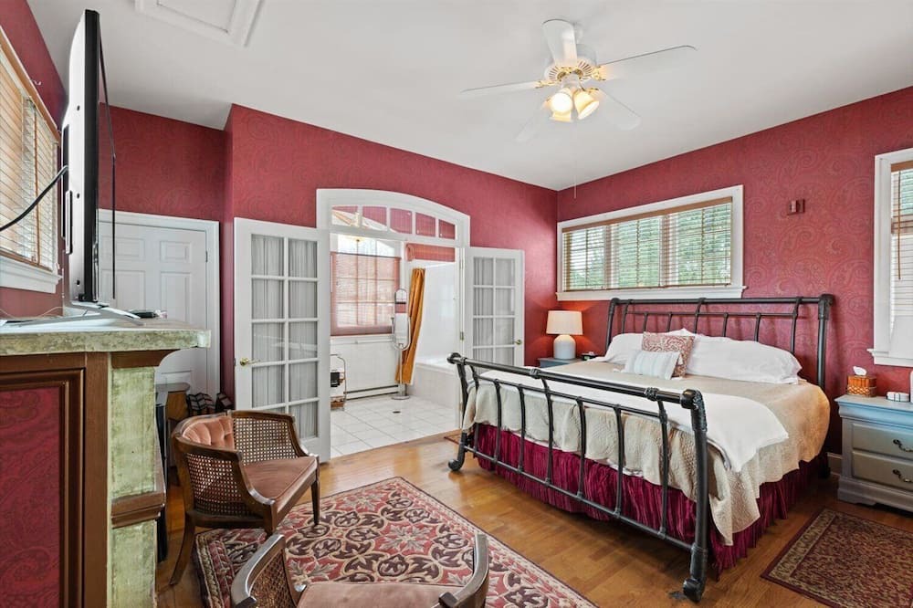 Lancaster Cottage | Lancaster Carriage House w/Fireplace & Jacuzzi