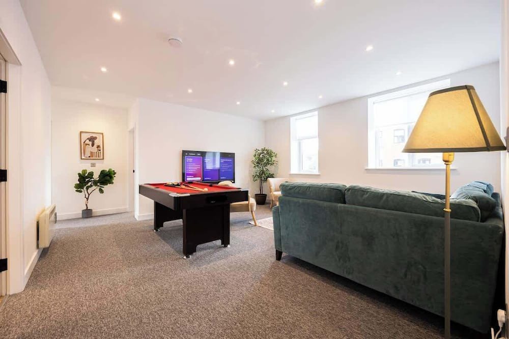 Trafford Apartment | Stanway Apartments Free Parking