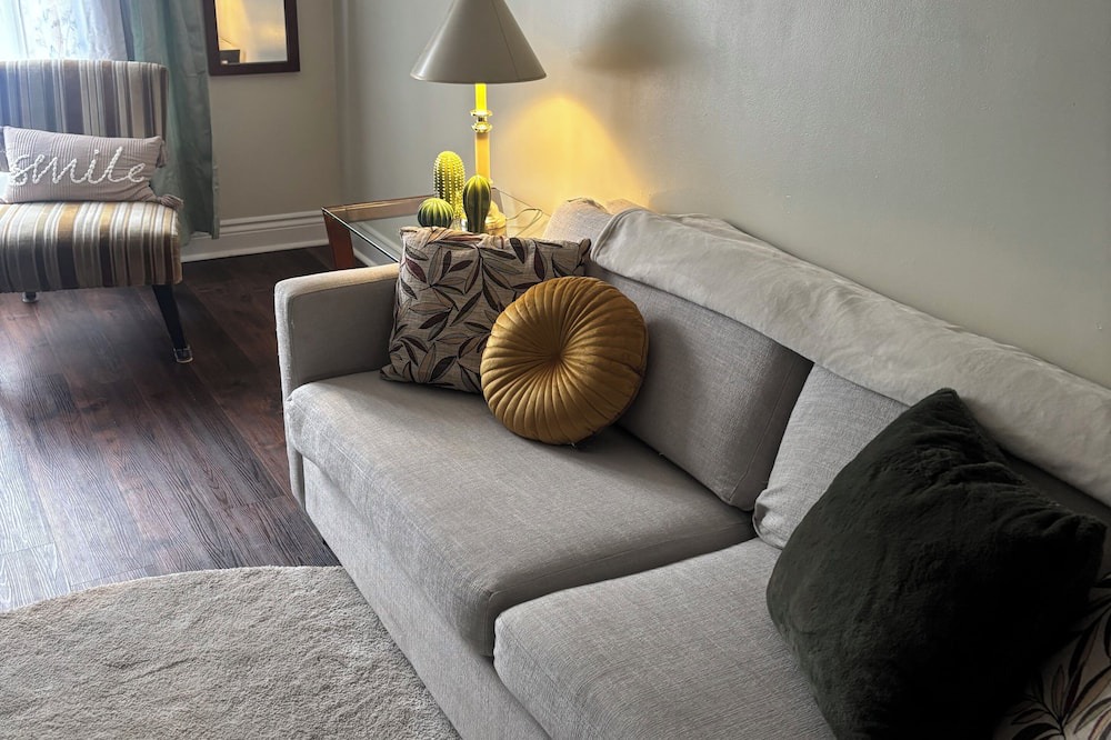 Hamilton House | 3 bedroom- Cozy Hamilton Townhouse