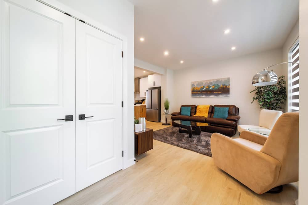 West Edmonton House | Cozy Spacious Retreat 4 Beds 3.5 Bath Whole House