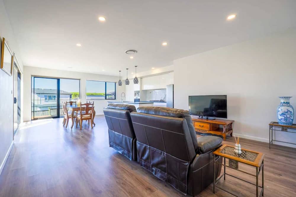 Pinehill House | Bright & Spacious 3-Bedroom Home in Pinehill