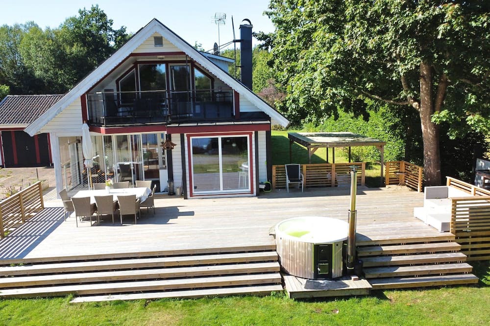 Vissefjaerda House | Vacation home right on the lake in Småland - Villa lake view with hot tub, boat & canoe