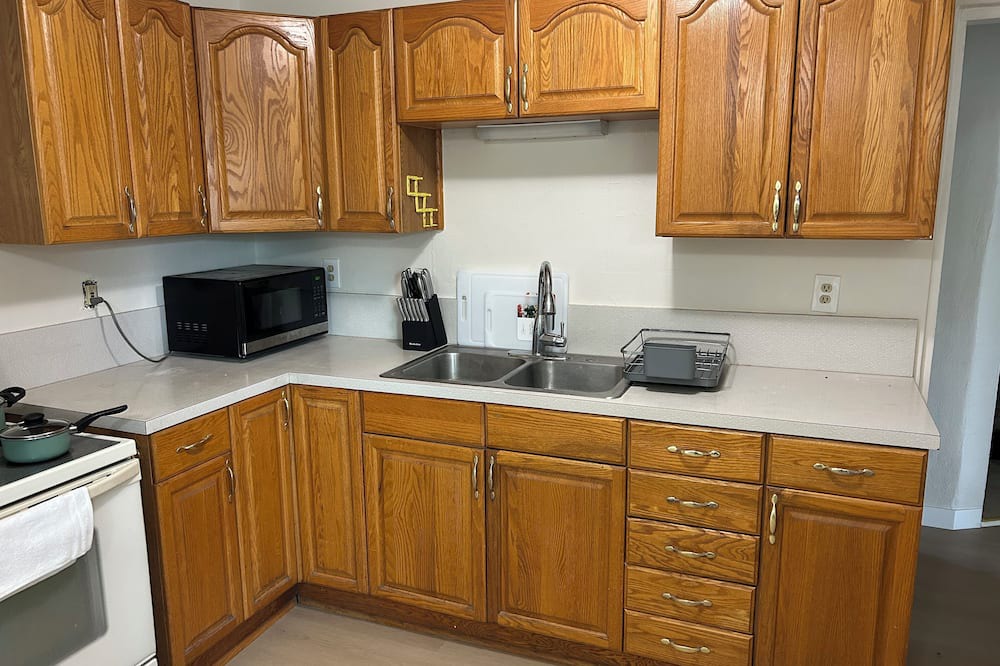 Burley Apartment | Cozy 2-bedroom apartment in welcoming Burley with AC