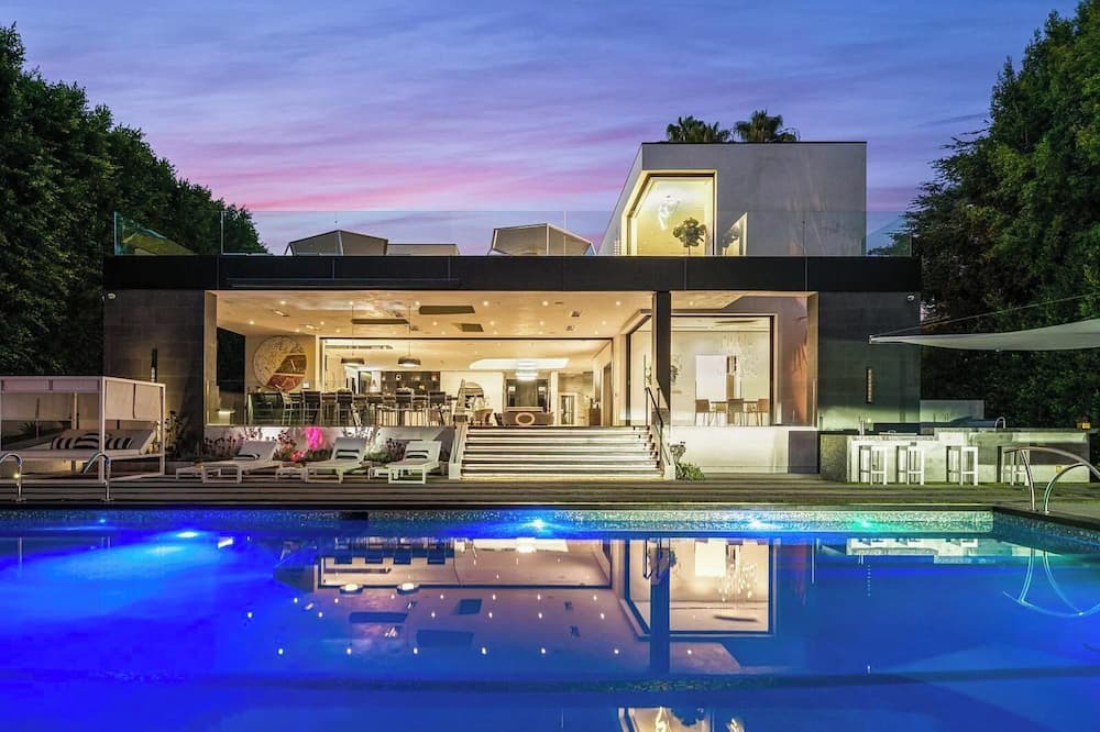 The Flats House | Rexford Modern - Living Art on Rexford Drive w/6BR Near the Golden Triangle