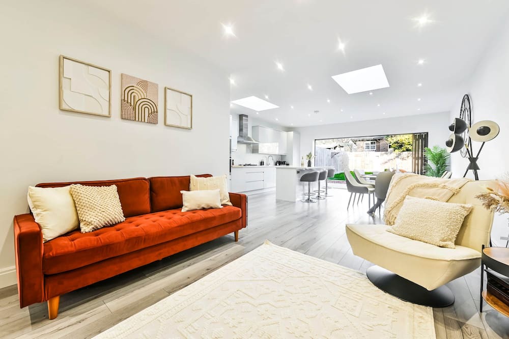 Tokyngton House | Stylish Wembley Home + Garden & Parking